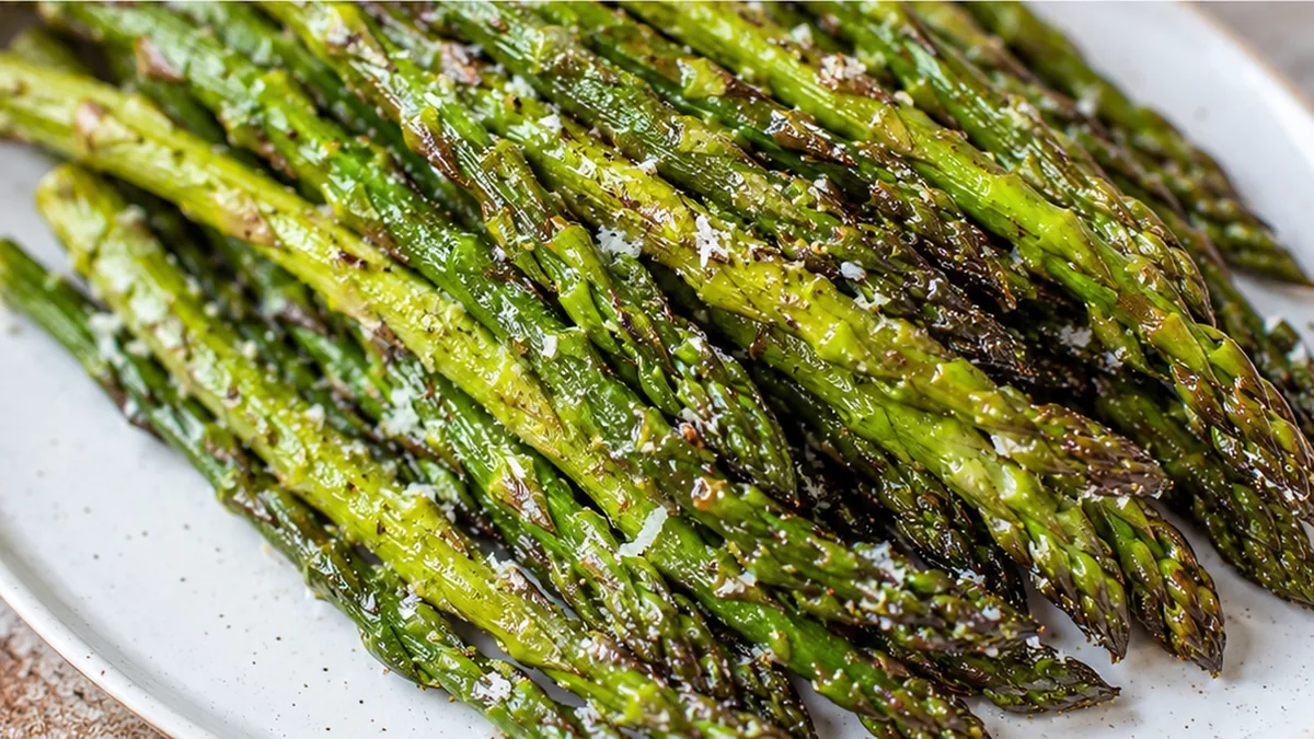 Crispy Air Fryer Asparagus Recipe - Air fryer asparagus: Master perfectly crisp-tender asparagus in minutes. This easy recipe is seasoned with garlic salt, idea