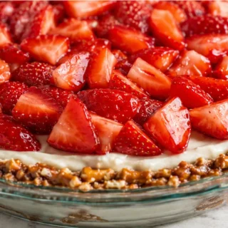 Dreamy Vegan Strawberry Pretzel Pie - vegan pretzel pie - Vegan pretzel pie: craft this gluten-free strawberry ice cream dessert. A perfect blend of sweet, salt