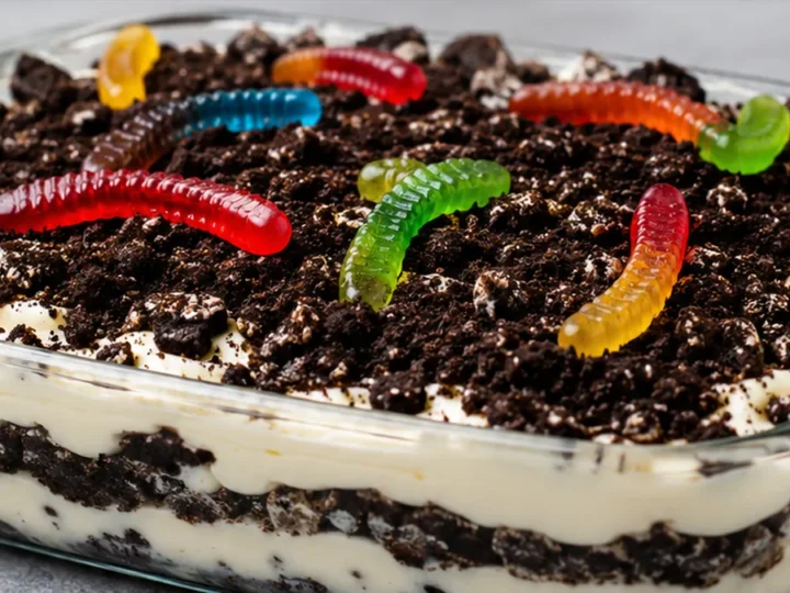 ” “Worm” Dirt Cake: Easiest No-Bake Treat!