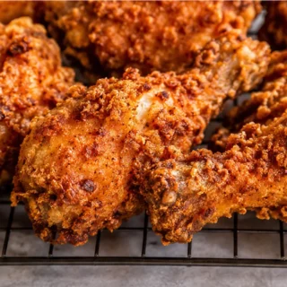 Crispy Gluten-Free Fried Chicken Magic! Gluten-free fried chicken: master this extra crispy buttermilk-marinated recipe. Enjoy tender, juicy chicken that's perf