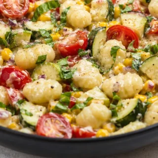 Creamy Veggie Gnocchi Skillet Dinner - Gnocchi skillet: master this creamy summer veggie recipe in one pan. Golden gnocchi with fresh vegetables and a rich sauc