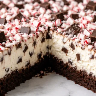 Peppermint Brownie Ice Cream Cake - Peppermint Brownie: master this festive ice cream cake recipe. Layers of fudgy brownie, vanilla ice cream, and refreshing mi
