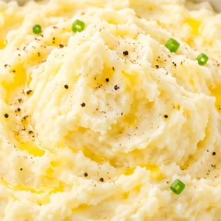 Creamy Dreamy Mashed Potatoes - So Fluffy!